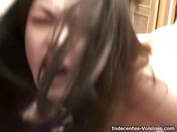 Victoria hurle quand on la baise et se fait arroser le visage