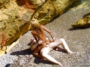 On baise Lynn sur une petite plage en espagne