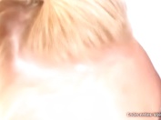 2 blondes, un long godemichet et une grosse bite