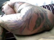 Une milf amricaine tatoue sur tout le corps se fait dfoncer le cul