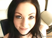 Le gangbang d'une brune buveuse de sperme