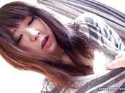 Un vibromasseur pour la chatte de cette débutante japonaise 