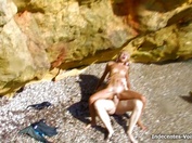 Une blonde maigre et musclée se fait piner les genoux dans l'eau
