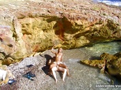 Une blonde maigre et muscle se fait piner les genoux dans l'eau