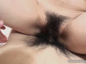 Une japonaise  chatte poilue se fait juter sur le visage