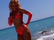 Une belle blonde enculée au bord de l'eau