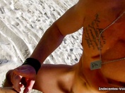 Une belle blonde encule sur la plage