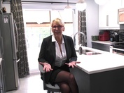 Une belle mature blonde à gros nichons