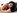 une brune baise sur un lit