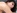 une brune baise sur un lit