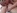 2 lesbiennes : une blonde silicon�e et une brune � chatte poilue