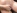 Une jeune thalandaise chaude prend une grosse bite.