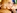 Une blonde  la poitrine silicone baise sur l'herbe