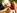 Une blonde  la poitrine silicone baise sur l'herbe