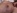 Une jolie teen aux yeux bleus suce une queue
