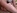 Une jolie teen aux yeux bleus suce une queue