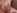 Une jolie teen aux yeux bleus suce une queue