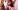 Une jolie teen aux yeux bleus suce une queue