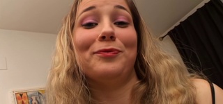 Sandy se fait faire la totale par deux fans !  (vidéo exclusive)