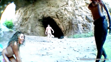 Nancy et une amie baises sur la plage