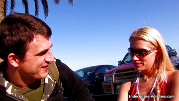 Il drague une belle blonde et finit par l'enculer sur les rochers