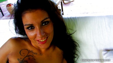 Le trou de balle clat pour cette brune aux seins refaits