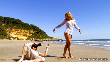 Une belle blonde encule sur la plage