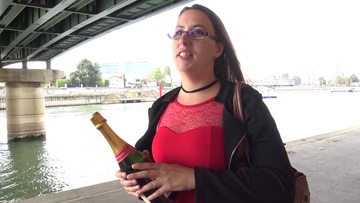 Sandra, la styliste, blonde  lunettes revient pour 2 bites