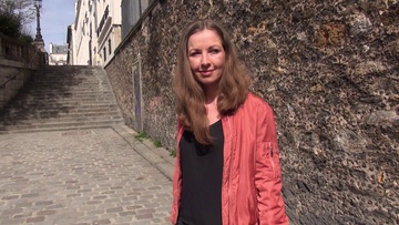 La toute premire scne d'une blonde timide