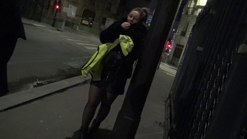 Une teen blonde  lunettes prise par 2 gars avec une jaculation de fou
