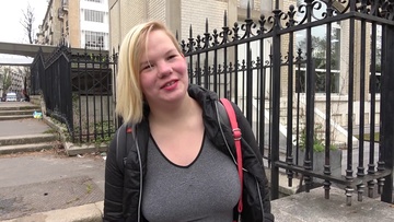 Aurlie, blonde et ronde, un peu moche, encule dans les bois