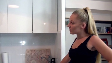 Cette petite amatrice blonde se lance de nouveau dans le X