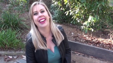 Le casting d'une blonde  forte poitrine de 26 ans