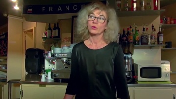 Une grand-mre encule dans son bistrot