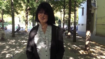 Une mature de 50 ans tente l'experience du X