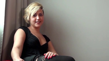 Le casting d'une jeune blonde, aux cheveux rass